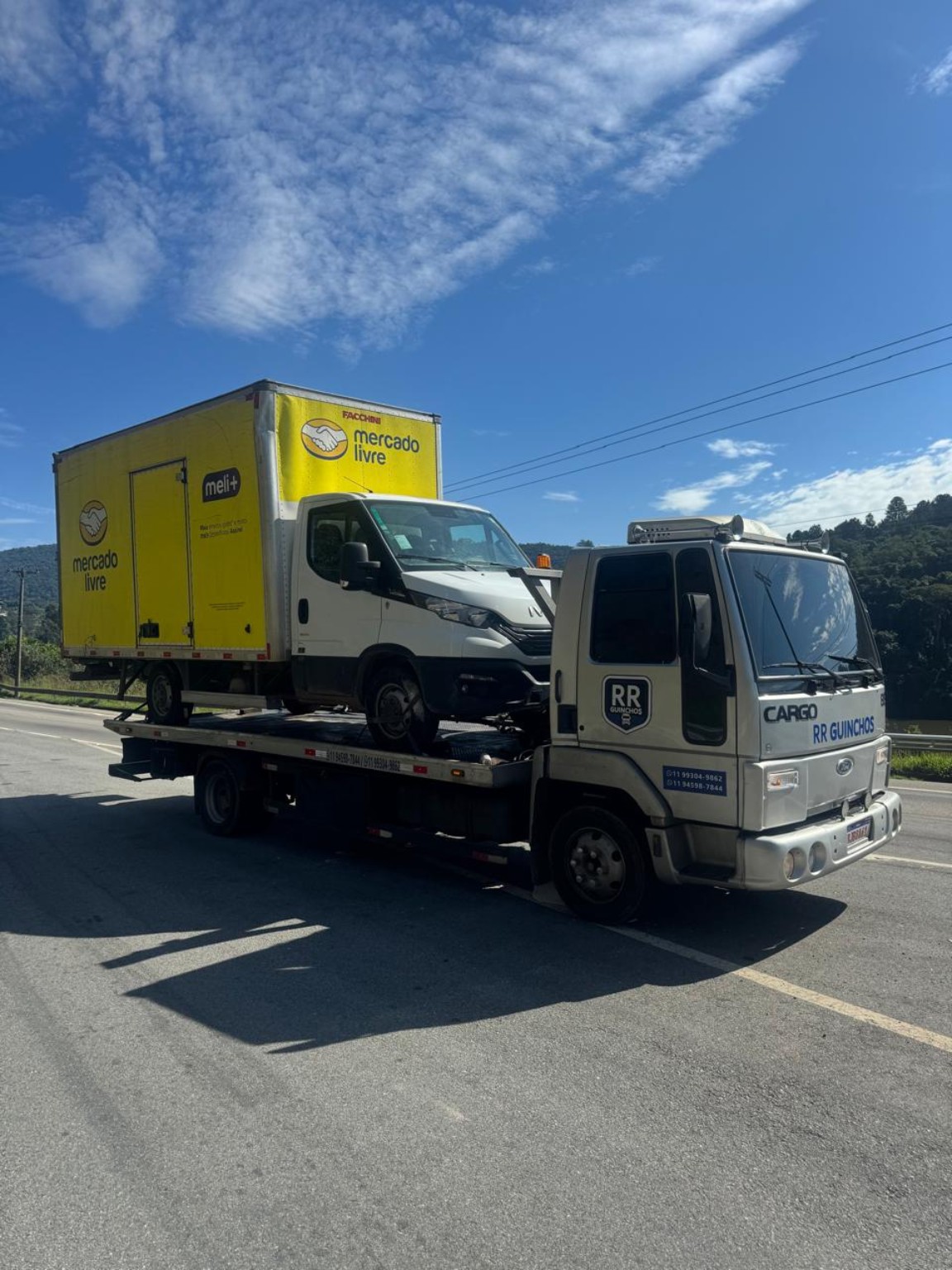 Guincho RR transportando veículo comercial