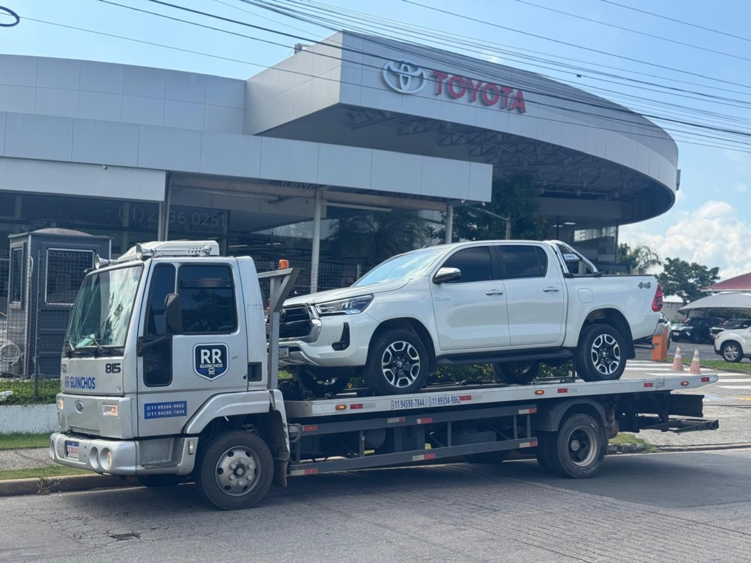 Guincho RR transportando Toyota Hilux